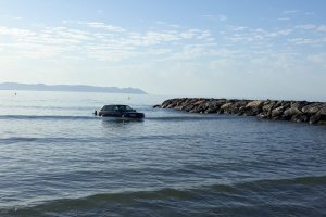 Un vehículo todoterreno con remolque apareció de madrugada.