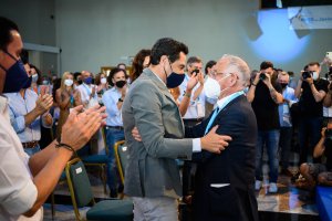 Juanma Moreno y Gabriel Amat se saludan durante el congreso.