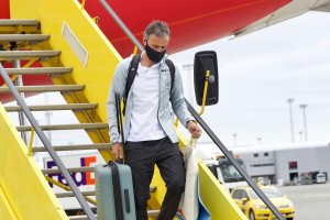 Luis Enrique bajando del avión en Copenhague (Dinamarca).