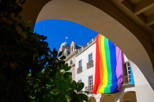 El Ayuntamiento se suma a la celebración del Día del Orgullo LGTBI y coloca las banderas arcoiris y trans en la fachada consistorial.