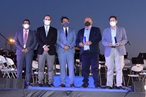 Autoridades y representantes de Carbopesca tras recibir sus placas conmemorativas.