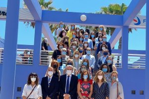 Foto de familia de los delegados con las enfermeras referentes.