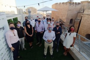 Los miembros del Club de Marketing posando tras la conclusión del acto, con la Catedral de Almería de fondo.