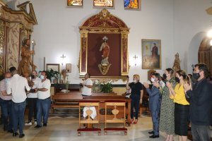 Bajada del Santo a cargo de miembros de la Hermandad de San Isidro.