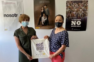 Presentación de las bolsas de tele entregadas por el Consistorio.