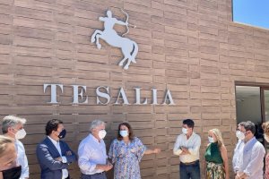 Carmen Crespo durante la visita a la bodega.
