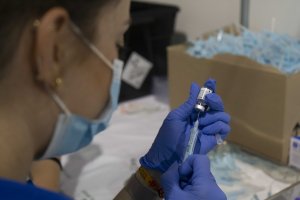 Una sanitaria prepara una vacuna del coronavirus.