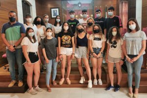 Foto de familia con de la concejala con monitores.