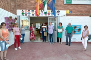 Autoridades municipales con la comunidad educativa del centro.