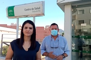 Noemí Cruz y Diego Castaño junto a las instalaciones del centro.