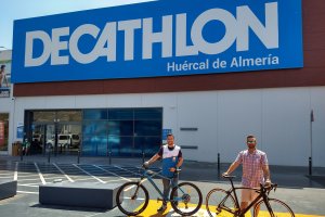 Decathlon en Huércal de Almería apoya a SDomínguez Producciones.