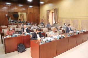 Rosalía Espinosa, en primera fila, este jueves en el Parlamento.