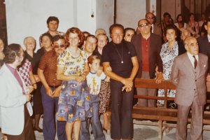 Agustín García (segundo por la derecha) durante una celebración religiosa con sus amigos más íntimos.