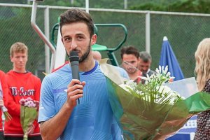 Javi Barranco hablando a la afición tras su victoria.