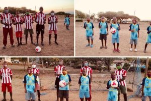 Los pequeños de Mozambique son felices con camisetas y balones del Almería.