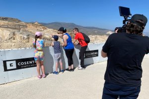 Una familia en el mirador de las canteras de Macael.