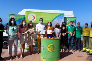 Carmen Crespo y Manuel Cortés en el punto de información de Cilifo