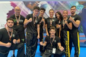 Los deportistas posando con las medallas conquistadas.