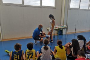 Los alumnos asisten a una clase práctica.