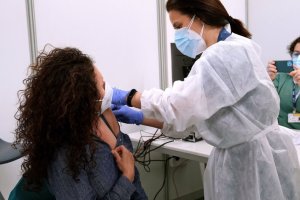 La vacunación continúa descendiendo en el límite de edad.