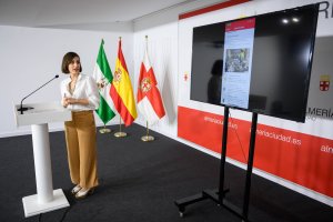 Margarita Cobos, concejal de Sostenibilidad Ambiental, durante la presentación