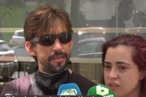 El padre y la tía  de la menor atienden a los medios.
