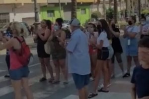 Decenas de personas protesta en Roquetas de Mar.