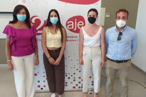 Laura López abre las jornadas de \'Aje en femenino\'.