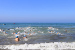 Almerimar espera a los deportistas para vivir la natación.