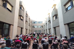 Los mayores disfrutaron del primer concierto en la pandemia.