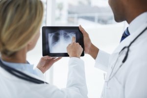 La osteoporosis puede tratarse con la ayuda de profesionales.