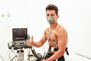 Juanjo Nieto pasando el reconocimiento médico esta mañana.