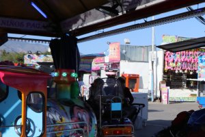 Una familia disfruta de las atraccioes en la Feria de Balerma