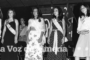 En la foto, la reina y las damas del año 1974, repletas de belleza, sencillez y elegancia.