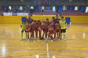 Los campeones en la pista del pabellón ejidense.