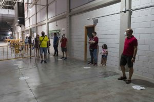 Interior del Palacio de los Juegos Mediterráneos, punto de vacunación de la capital.