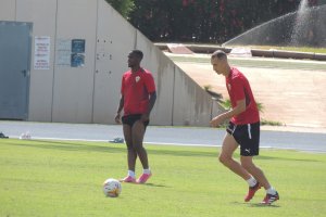 Jonathan Silva y Radosav Petrovic en el entrenamiento de este martes.