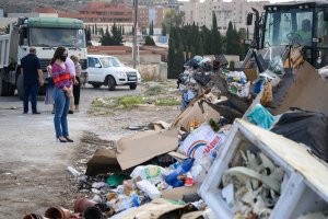 Visita de Margarita Cobos a las labores de limpieza en Los Almendros