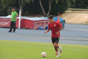 Javi Robles en el entrenamiento de este miércoles en el Anexo.