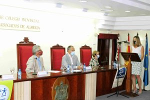 Raquel Contreras, en el momento de recibir su distinción.