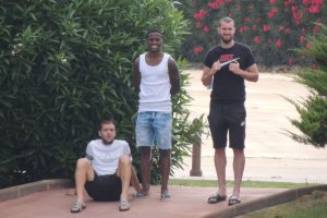 Vada, Jonathan y Peybernes viendo el entrenamiento de sus todavía compañeros.
