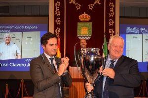El alcalde de El Ejido entregando uno de los premios.