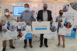 Autoridades junto a los teletrabajadores seleccionados en la campaña.