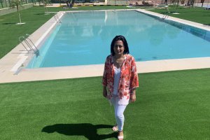 Alcaldesa de Cantoria durante la inauguración de la piscina.