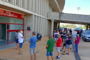 Los aficionados del Almería se siguen acercando al club para renovar.