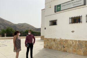 El delegado y la alcaldesa de Alboloduy en el colegio de la localidad.