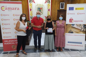 El alcalde, junto a los premiados.