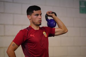 Lucas Robertone entrenando al máximo en la zona mixta del Estadio.