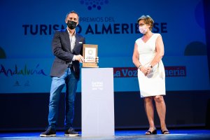 Francisco Jesús García recoge el premio entregado por Adriana Valverde.