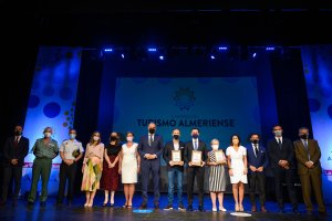 Foto de familia de premiados, autoridades y miembros de La Voz.